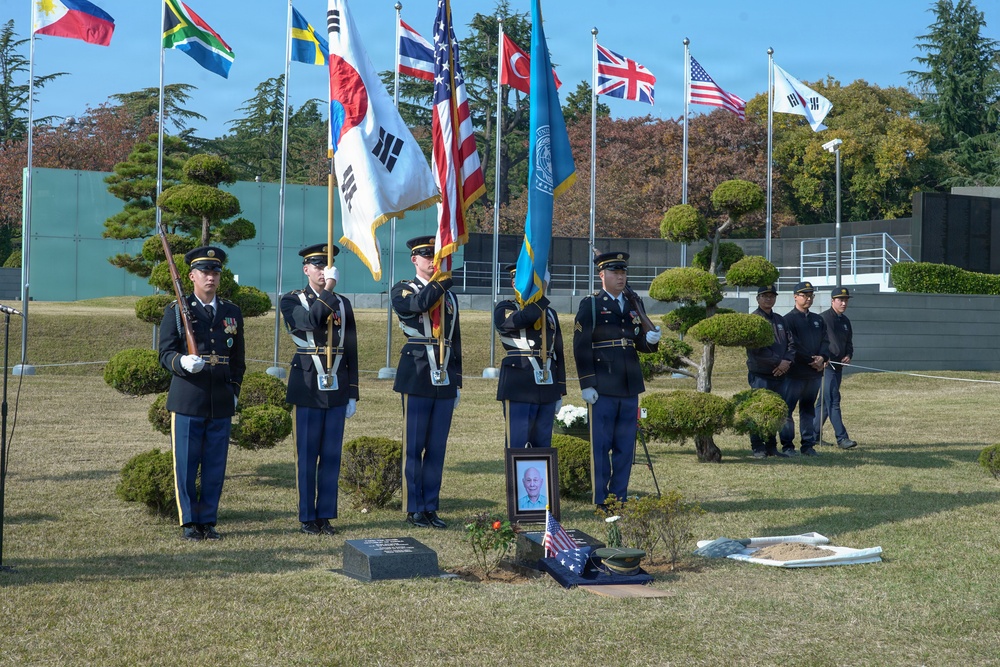 United Nations honor guard stands at gravesite