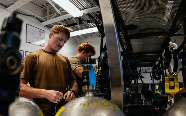Navy Divers and EOD Technicians Attend Maintenance Course