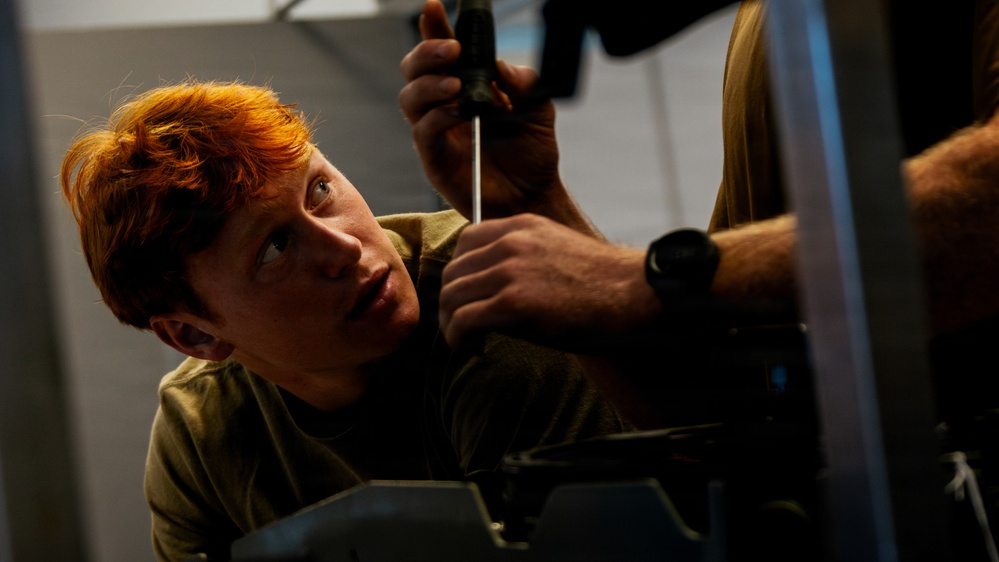 Navy Divers and EOD Technicians Attend Maintenance Course