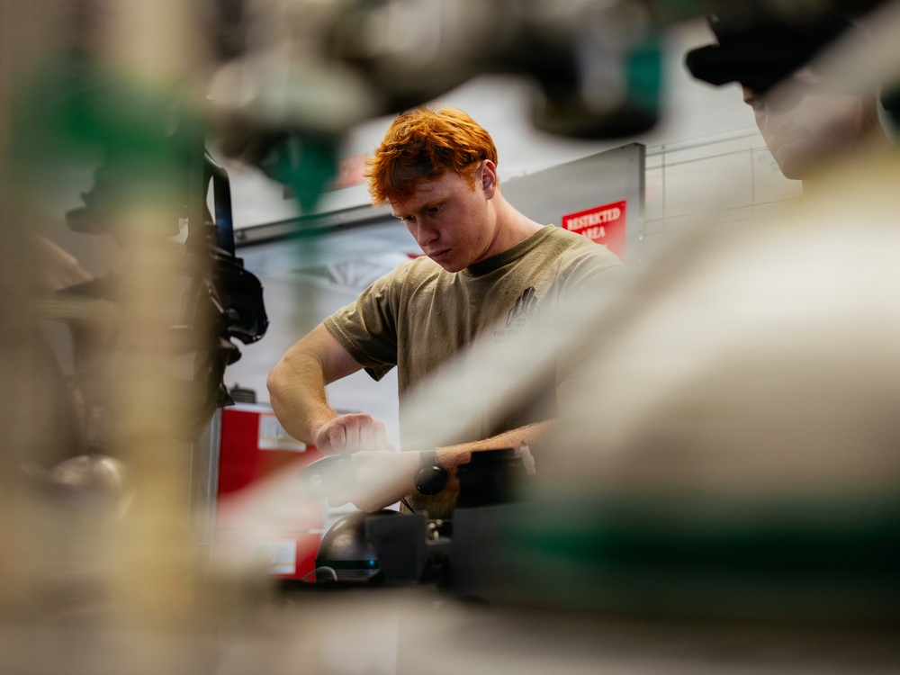 Navy Divers and EOD Technicians Attend Maintenance Course