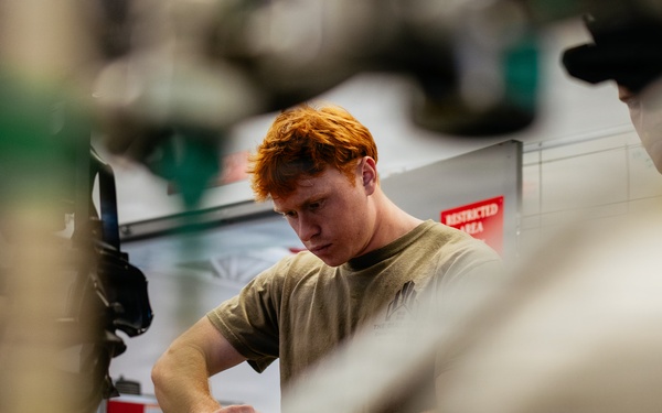 Navy Divers and EOD Technicians Attend Maintenance Course