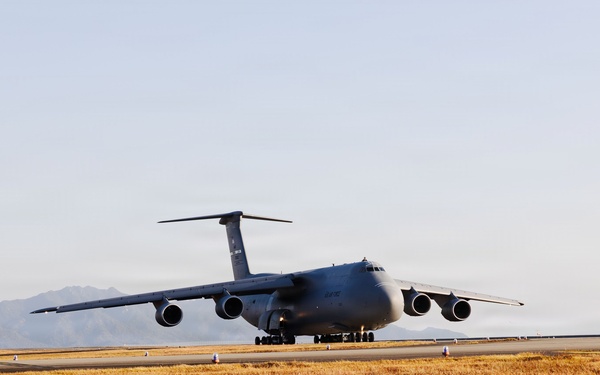 Connecting the globe: A C5M Super Galaxy lands at MCAS Iwakuni