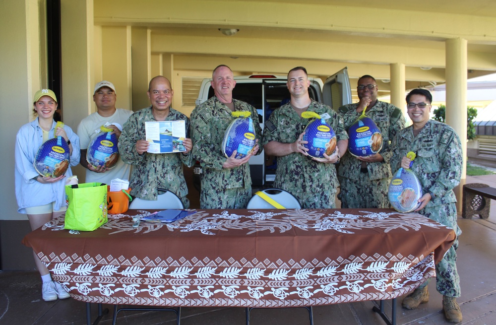 NBG Chapel Distributes Turkeys to Sailors