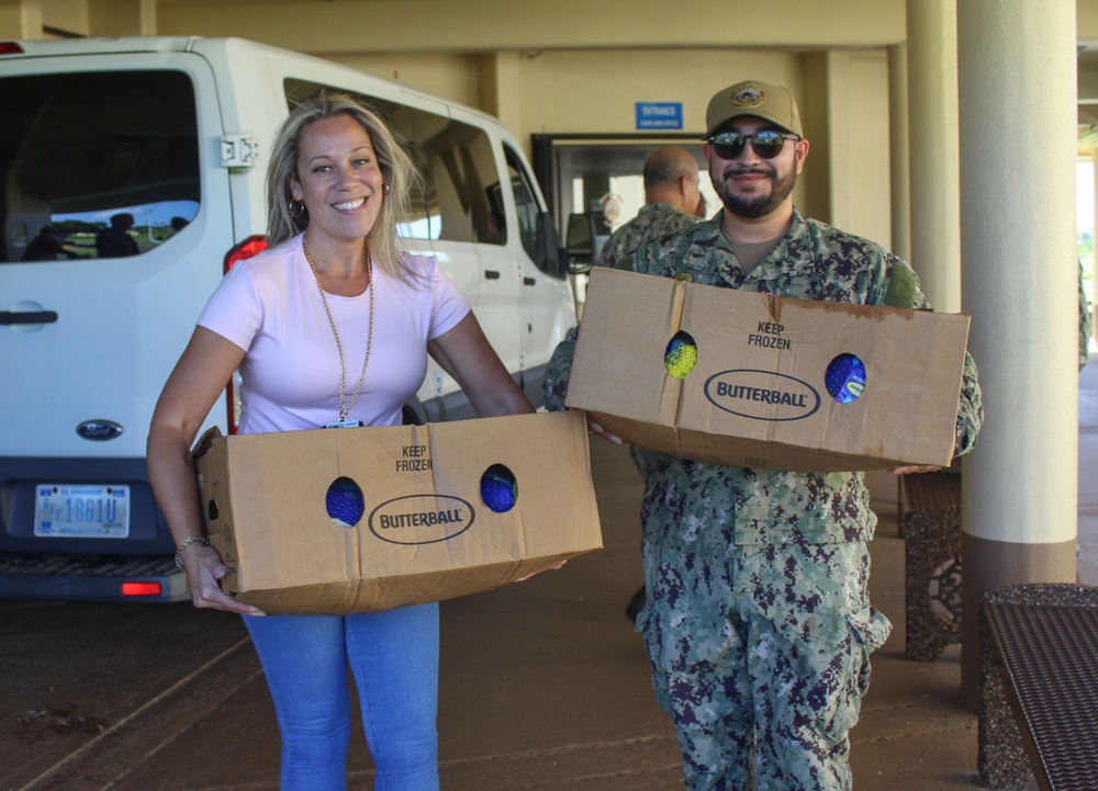 NBG Chapel Distributes Turkeys to Sailors