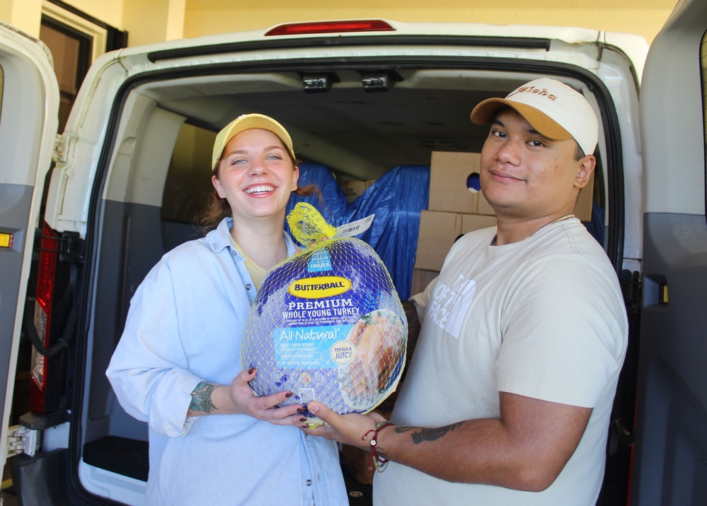 NBG Chapel Distributes Turkeys to Sailors
