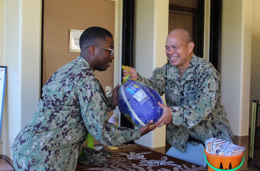 NBG Chapel Distributes Turkeys to Sailors
