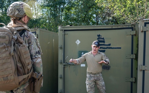 Osan EOD and K9 conduct collaborative training