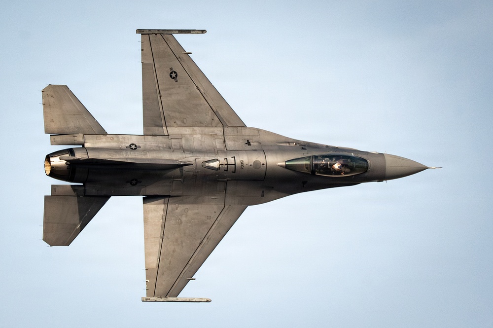 F-16 Viper Demo Team performs at Dubai Airshow 2025