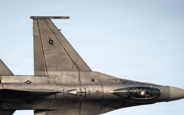 F-16 Viper Demo Team performs at Dubai Airshow 2025