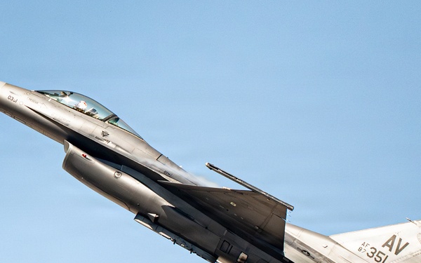 F-16 Viper Demo Team performs at Dubai Airshow 2025