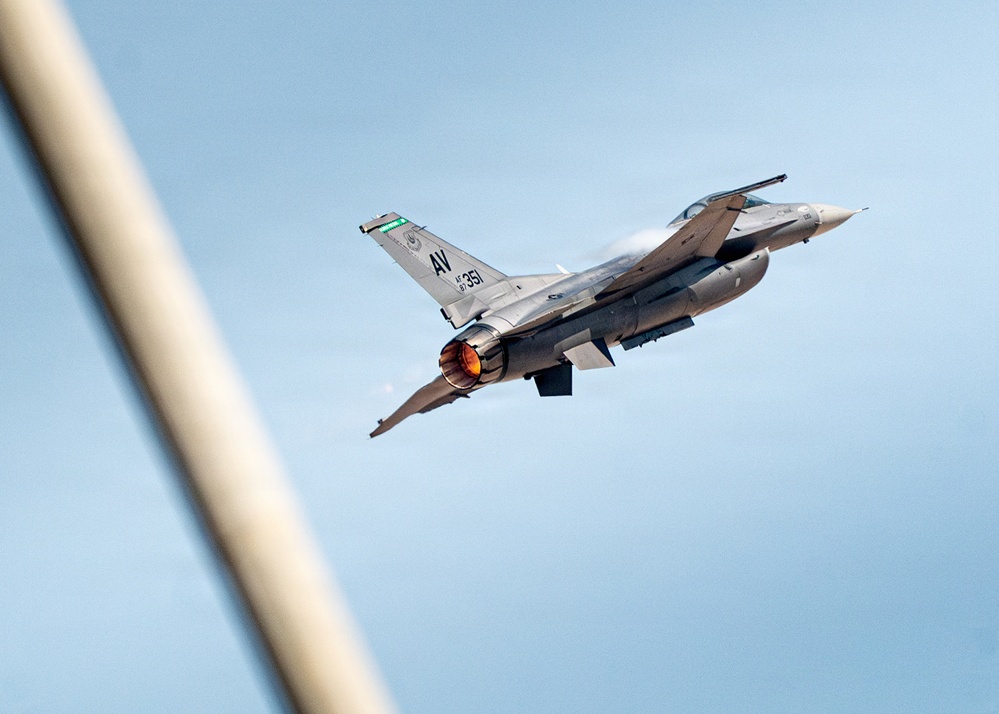 F-16 Viper Demo Team performs at Dubai Airshow 2025