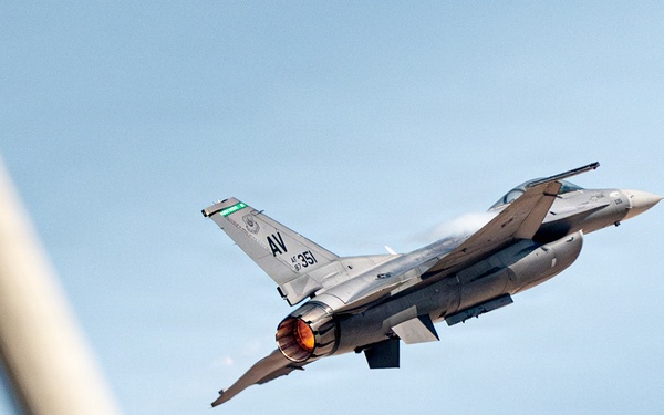 F-16 Viper Demo Team performs at Dubai Airshow 2025