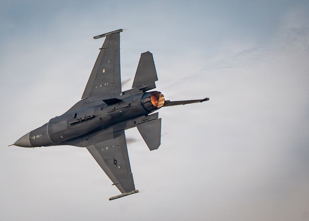 F-16 Viper Demo Team performs at Dubai Airshow 2025