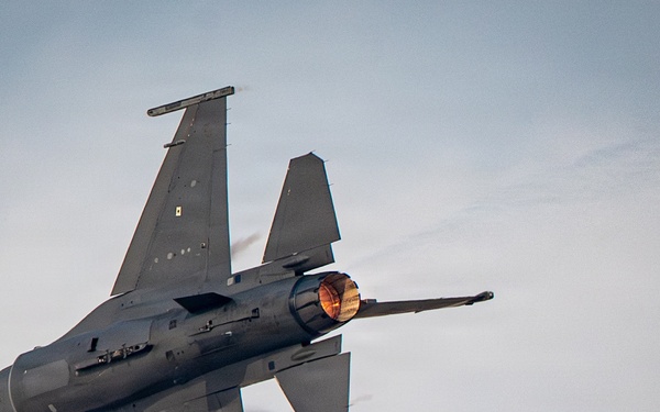 F-16 Viper Demo Team performs at Dubai Airshow 2025