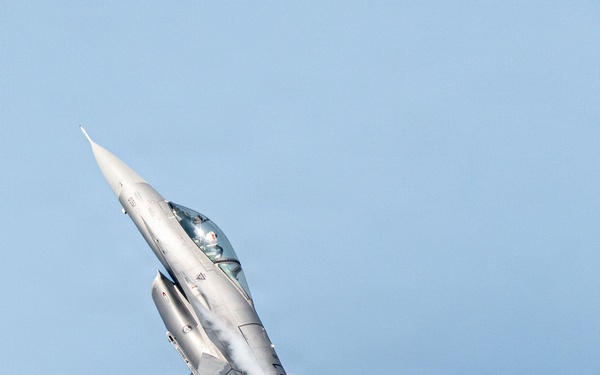 F-16 Viper Demo Team performs at Dubai Airshow 2025