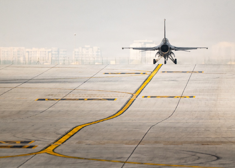 F-16 Viper Demo Team performs at Dubai Airshow 2025