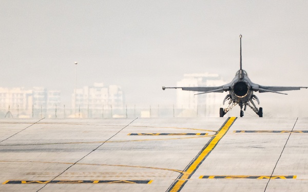 F-16 Viper Demo Team performs at Dubai Airshow 2025
