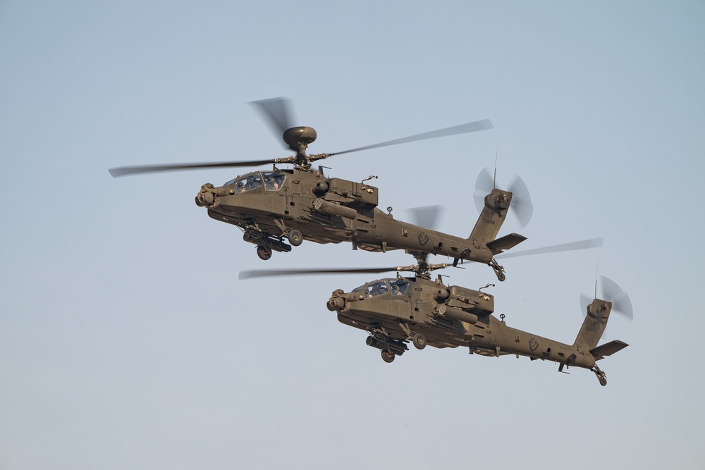 Aerial performers wow crowds at Dubai Airshow 2025
