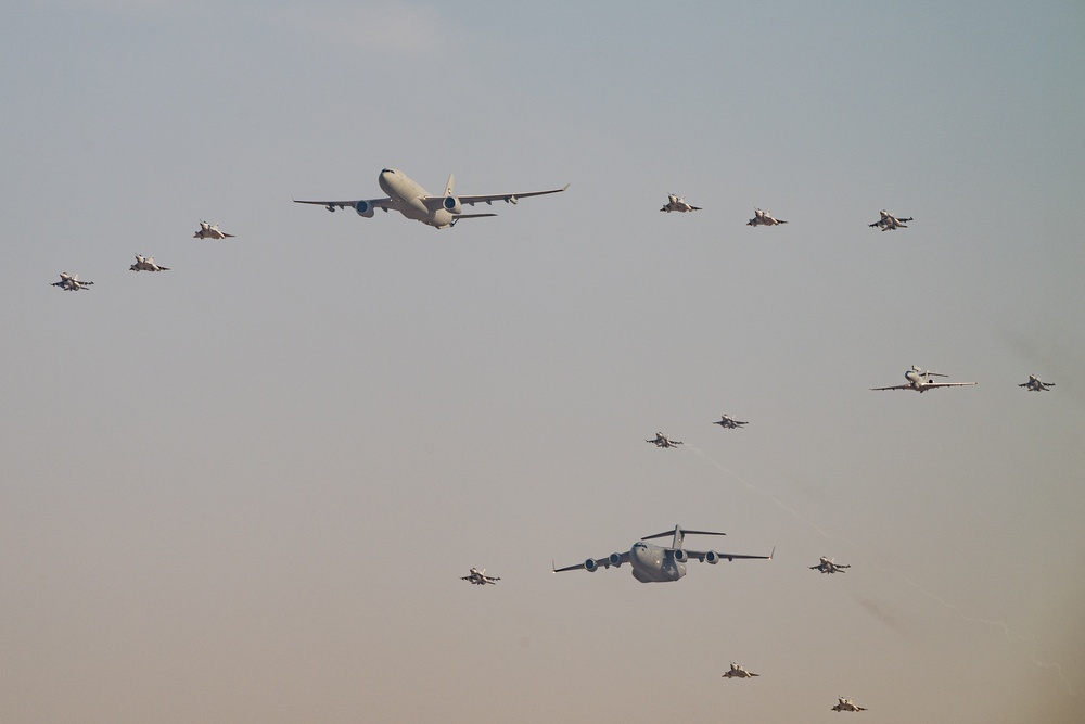 Aerial performers wow crowds at Dubai Airshow 2025