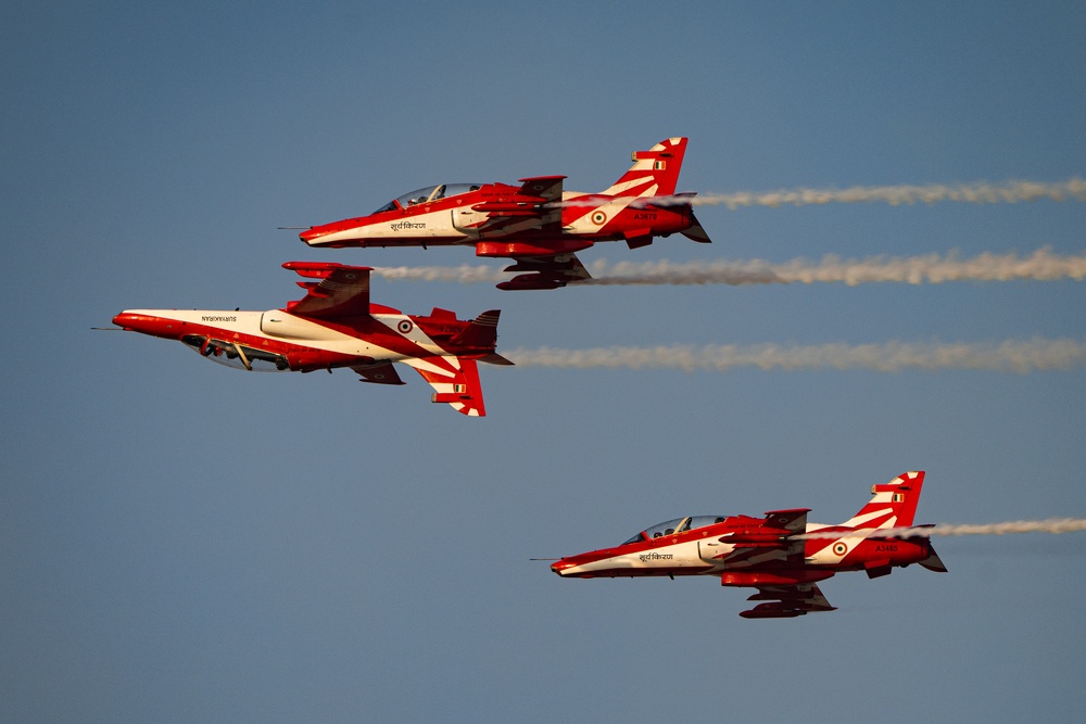 Aerial performers wow crowds at Dubai Airshow 2025