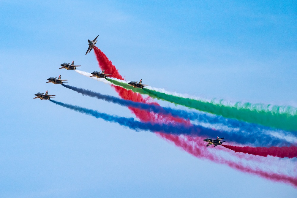 Aerial performers wow crowds at Dubai Airshow 2025