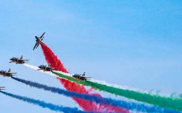 Aerial performers wow crowds at Dubai Airshow 2025