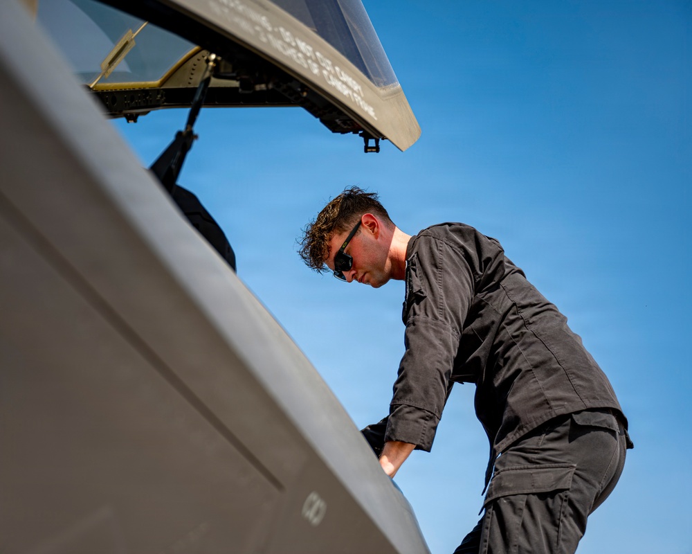 F-35A Demonstration Team performs at Dubai