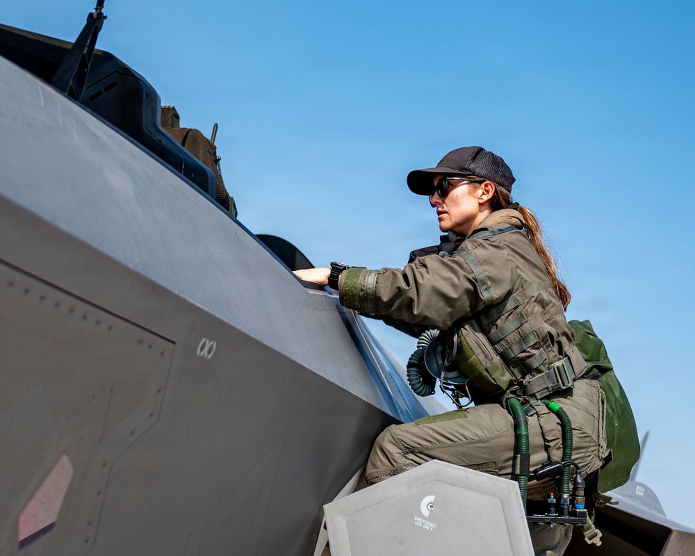 F-35A Demonstration Team performs at Dubai