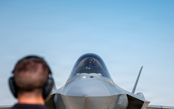 F-35A Demonstration Team performs at Dubai