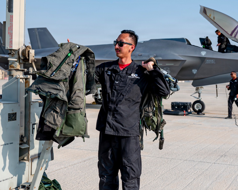 F-35A Demonstration Team performs at Dubai