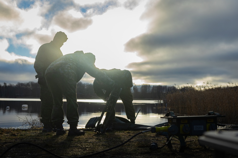 U.S. Marines demonstrate tactical water purification capability to Finnish and German service members