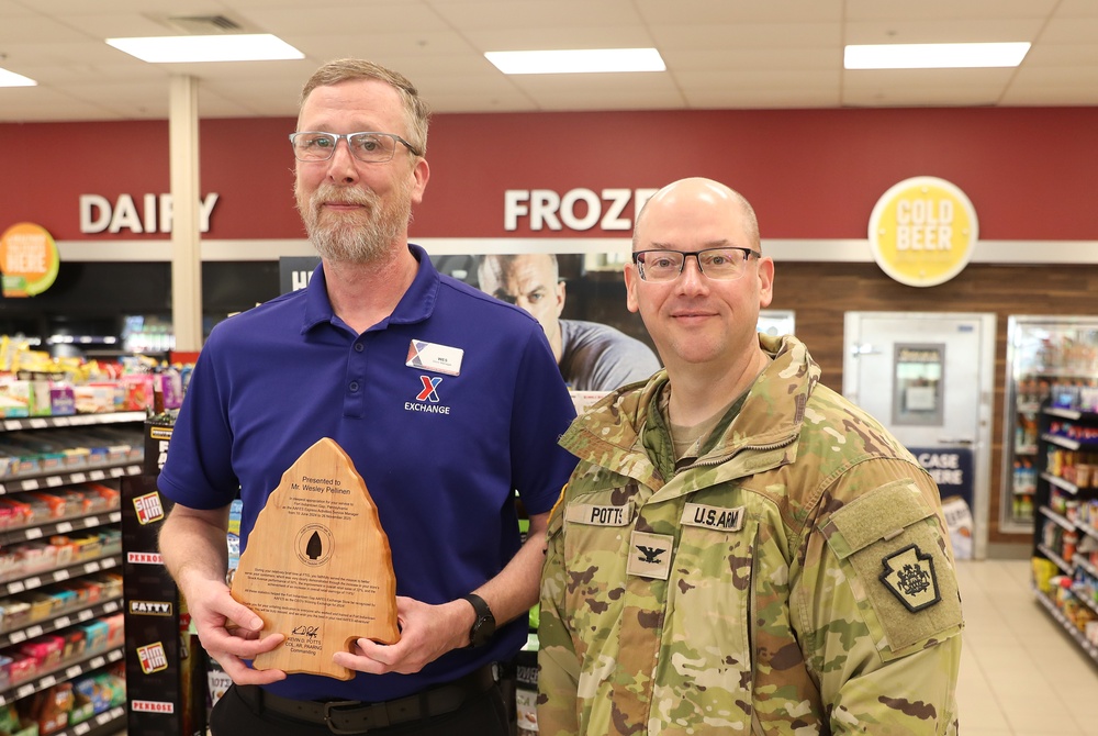 Ft. Indiantown Gap commander recognizes outgoing Post Exchange manager