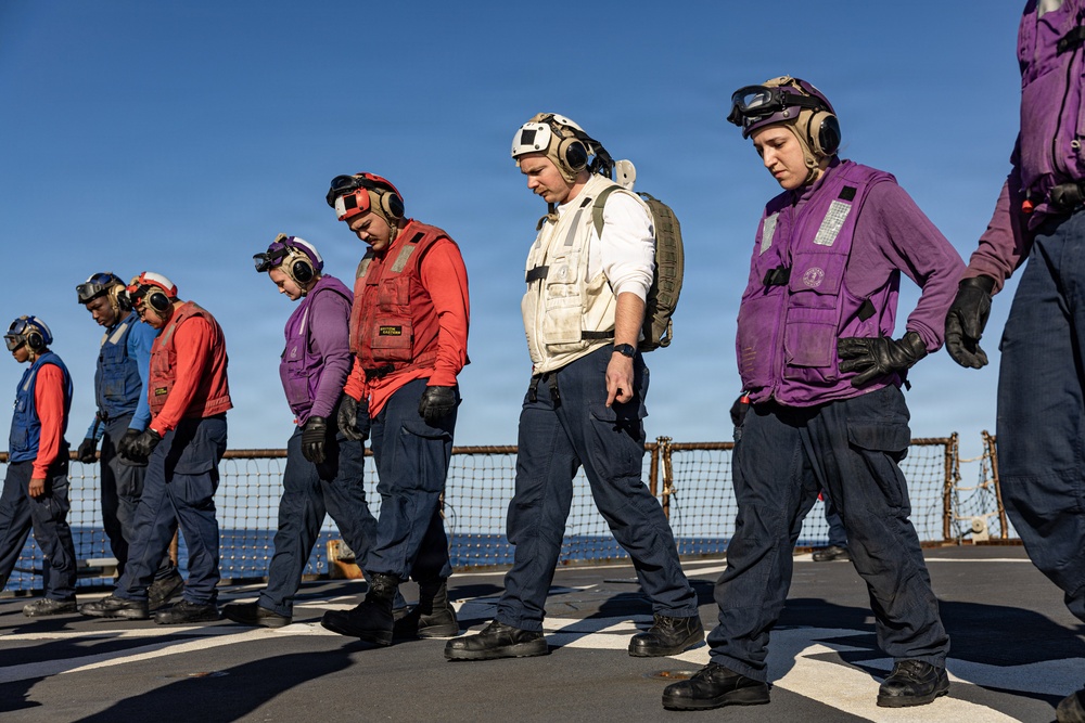 USS Mahan Conducts Aviation Fire Fighting Drill