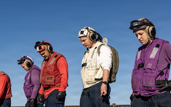 USS Mahan Conducts Aviation Fire Fighting Drill