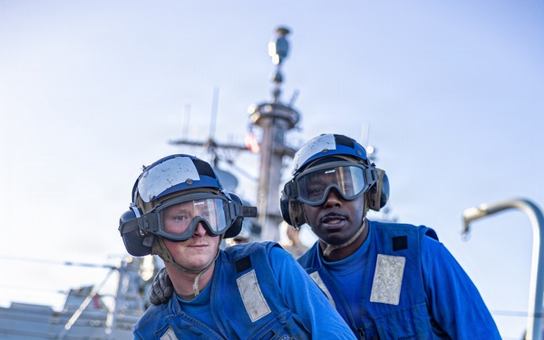 USS Mahan Conducts Aviation Fire Fighting Drill