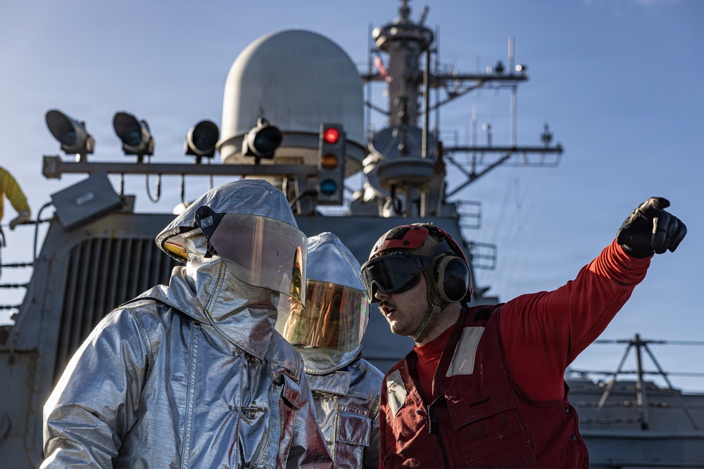 USS Mahan Conducts Aviation Fire Fighting Drill