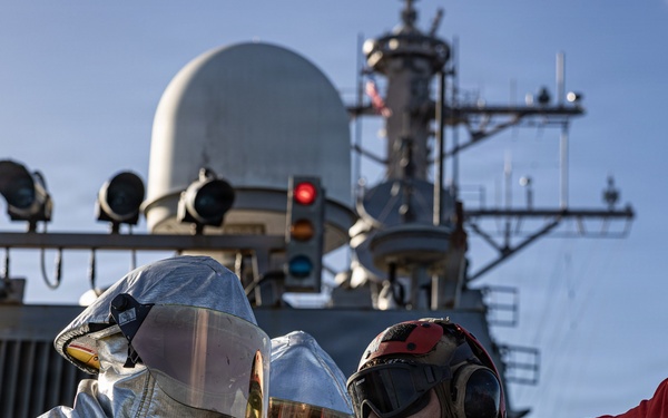USS Mahan Conducts Aviation Fire Fighting Drill