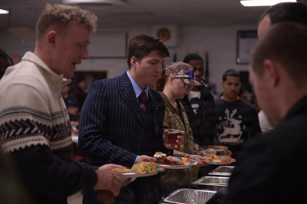 Sailors participate in Thanksgiving Feast