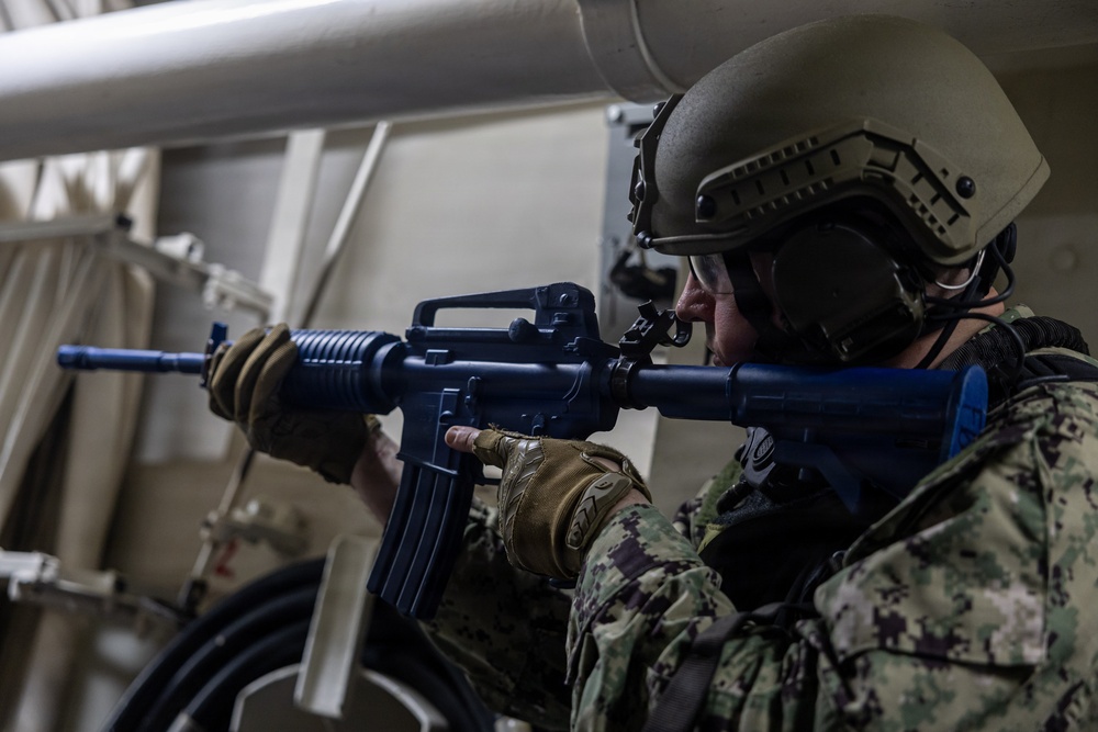 USS Mahan Conducts VBSS Training