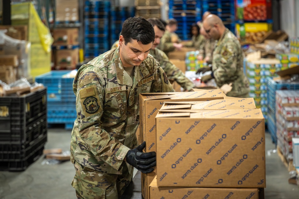 Kentucky Guardsmen volunteer at food bank