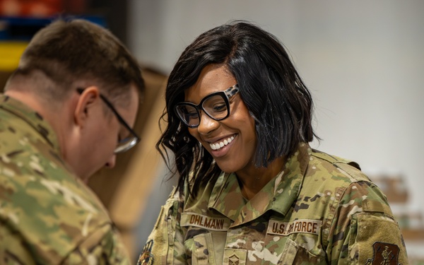 Kentucky Guardsmen volunteer at food bank