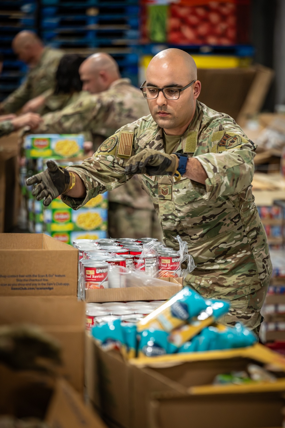 Kentucky Guardsmen volunteer at food bank