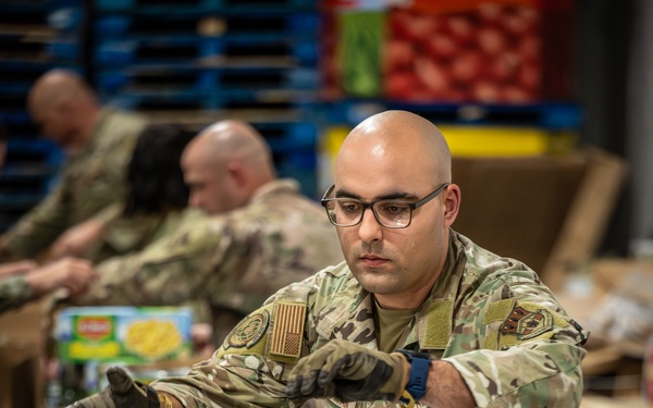 Kentucky Guardsmen volunteer at food bank