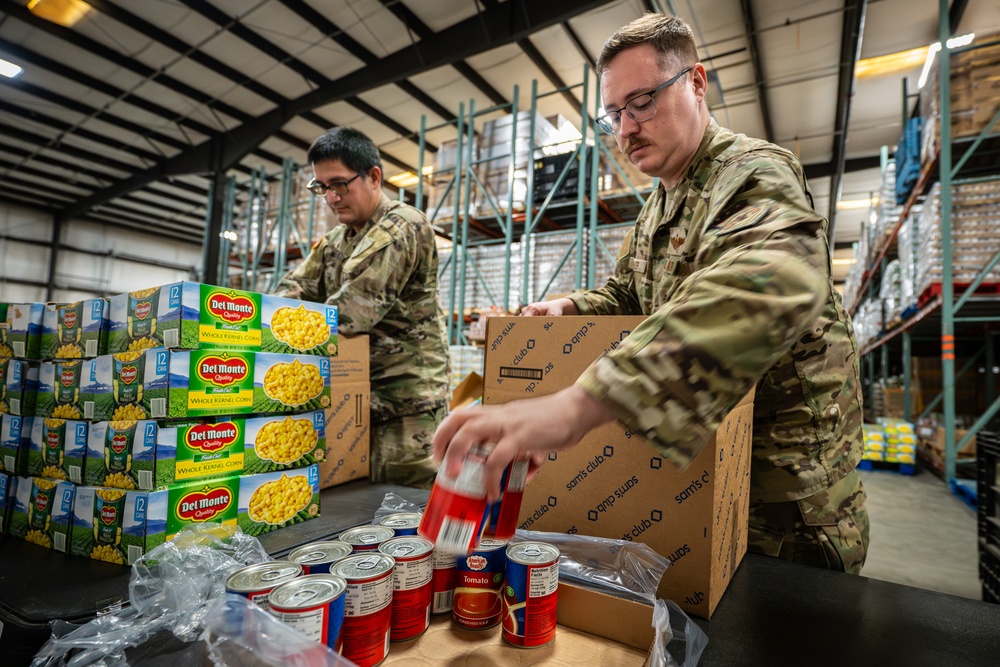 Kentucky Guardsmen volunteer at food bank