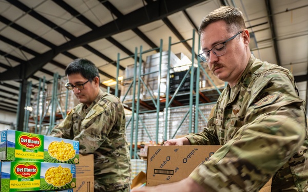 Kentucky Guardsmen volunteer at food bank