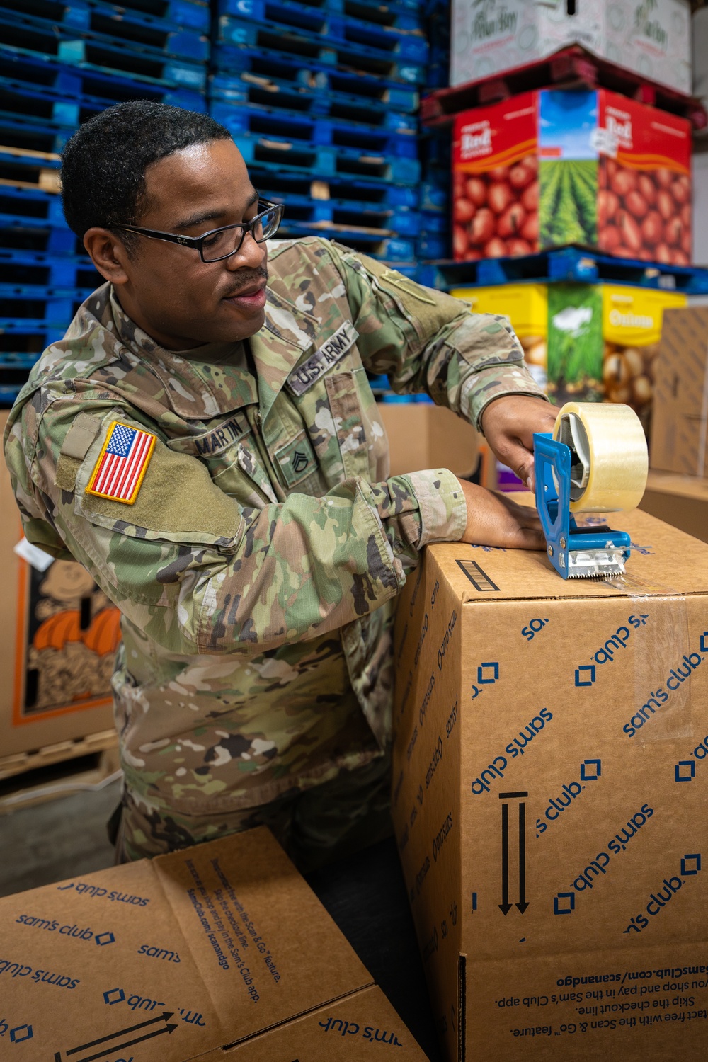 Kentucky Guardsmen volunteer at food bank