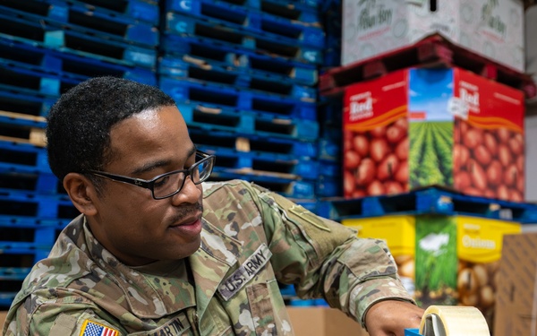 Kentucky Guardsmen volunteer at food bank