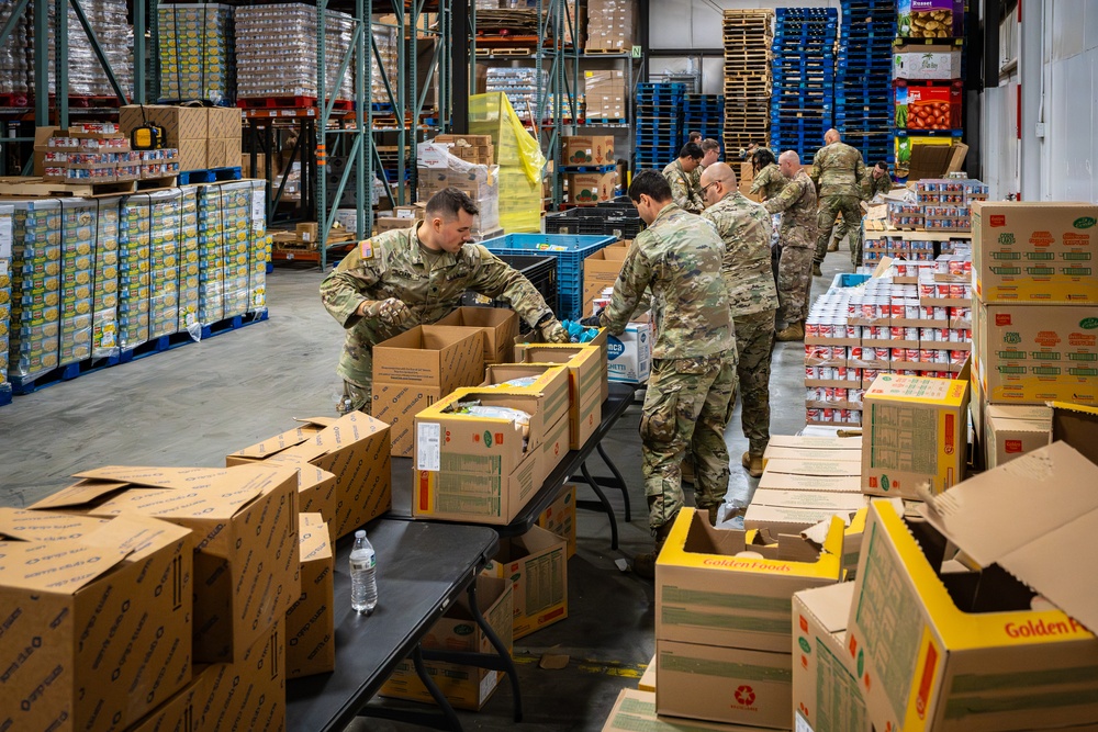 Kentucky Guardsmen volunteer at food bank