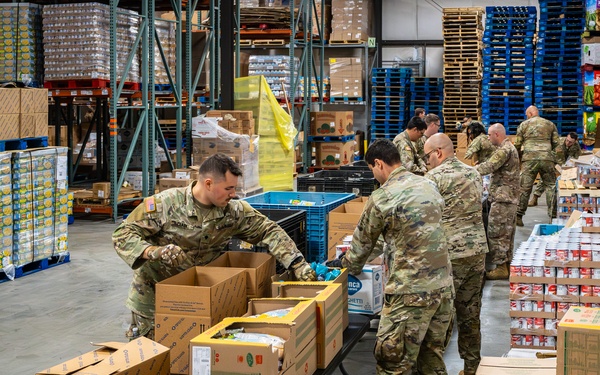 Kentucky Guardsmen volunteer at food bank