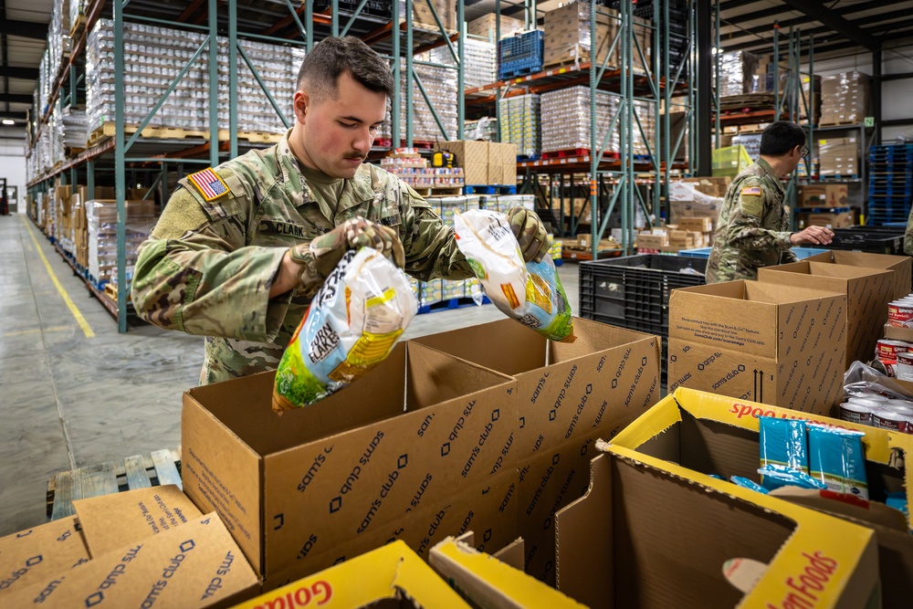 Kentucky Guardsmen volunteer at food bank